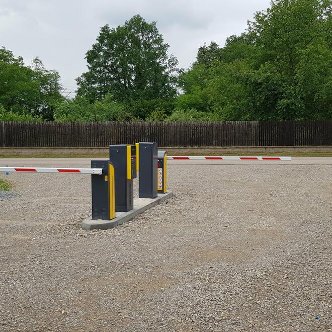 Závory ve vjezdu na soukromé pozemky, parkoviště a hotel