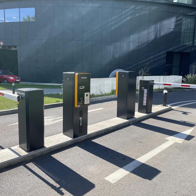 Parkovací systém ve vjezdu na parkoviště hotelu Stages v Praze