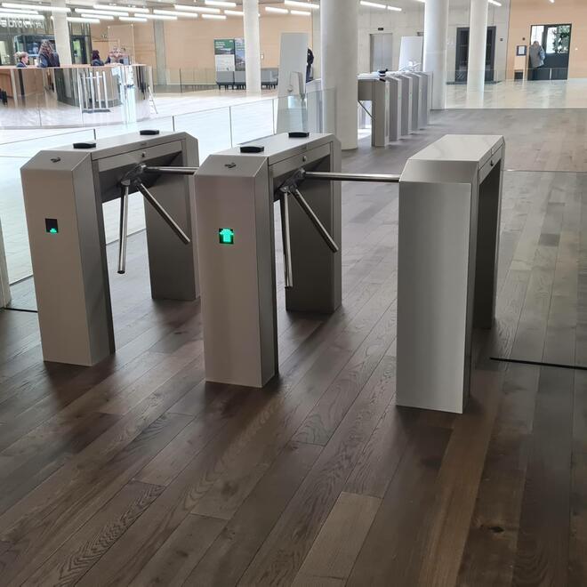 Turnikety pro zaměstnance k přístupu do budovy ČSOB